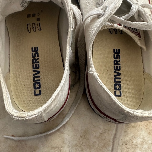 White lowtop converse - Picture 2 of 7